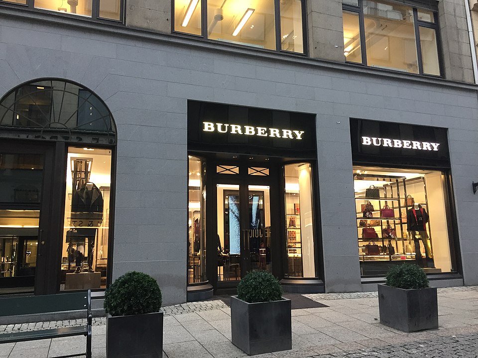 Burberry сообщила о смене генерального директора: его уволили, потому что бренд хочет восстановить продажи          