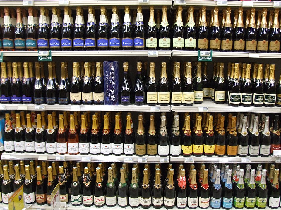 Из-за падения продаж шампанского на 15% производители призывают снизить сбор винограда          
