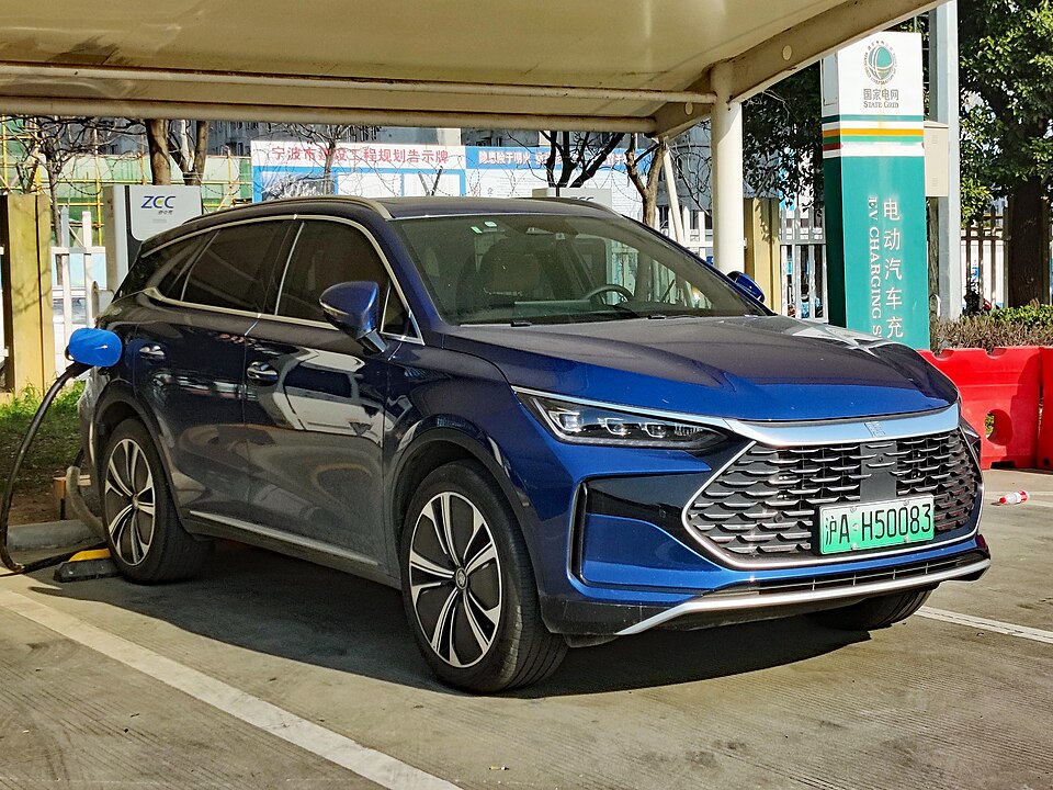 Китайский производитель электромобилей BYD сообщил о росте чистой прибыли, несмотря на скидки