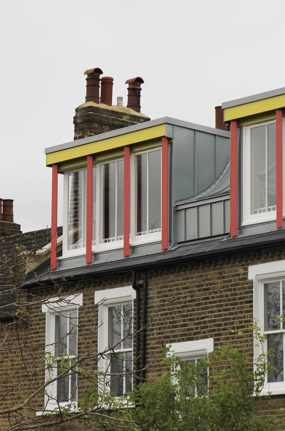 Архитекторы добавили мансарду в итальянском стиле к лондонскому дому и доказали, что лофт  это не всегда про минимализм