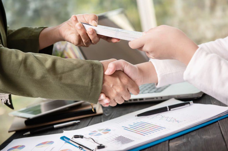 Работодатели в России готовы повышать зарплаты в обмен на отказ от подработок - опрос