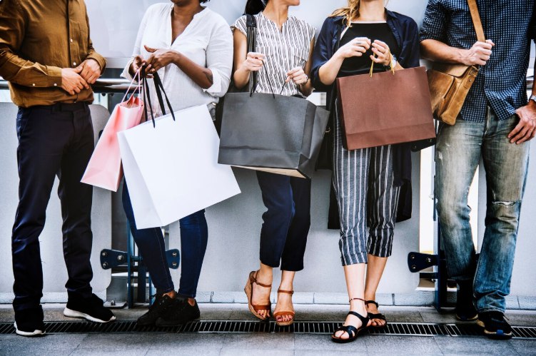 5% россиян тратят на шопинг больше половины зарплаты  исследование