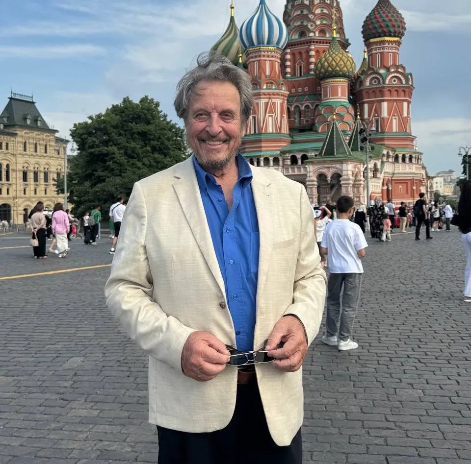 errol-musk-na-fone-hrama-vasiliya-blazhennogo-1.webp