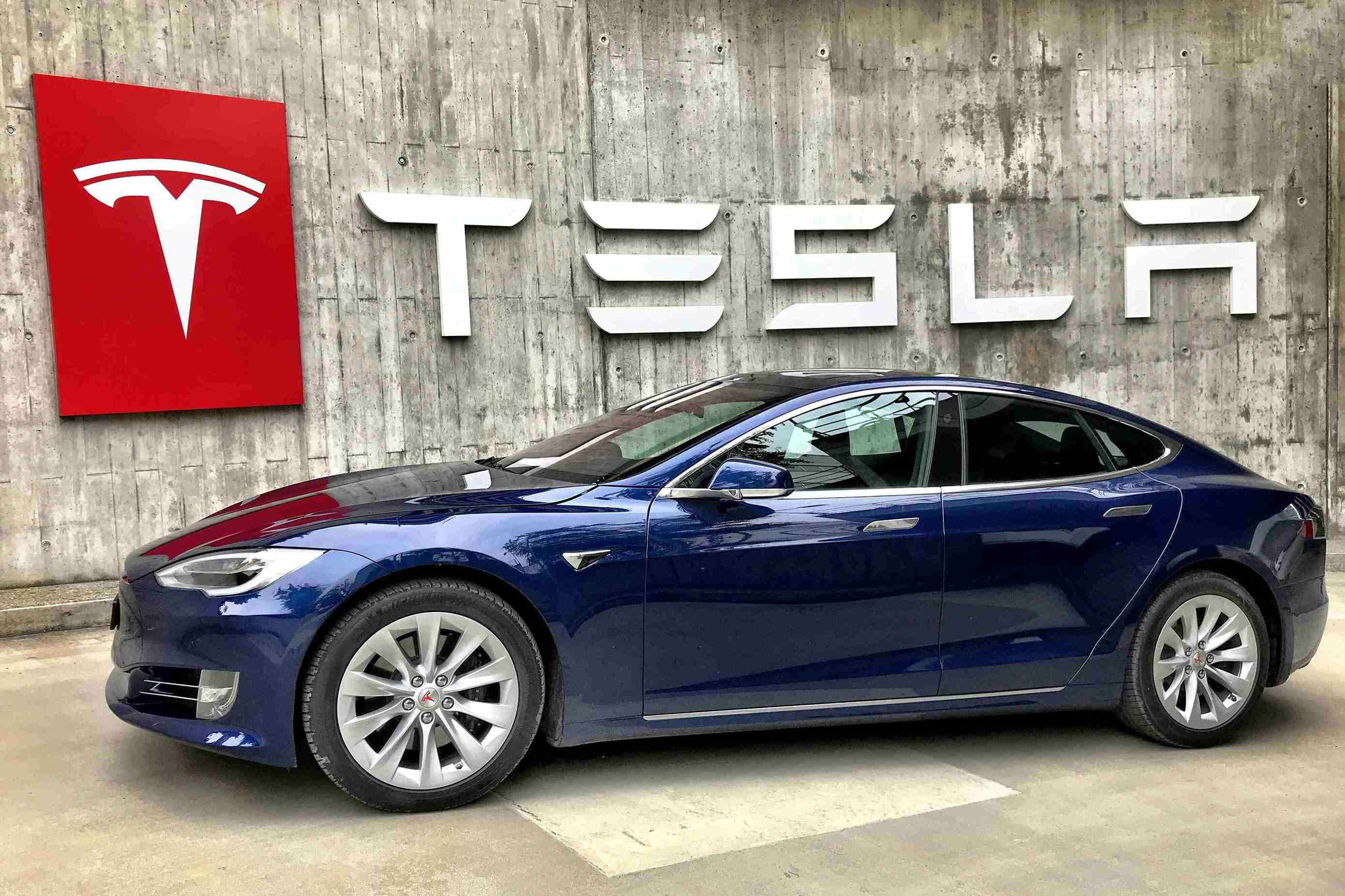 Tesla потеряла $380 млрд с начала года. Это крупнейшее падение среди ведущих мировых компаний