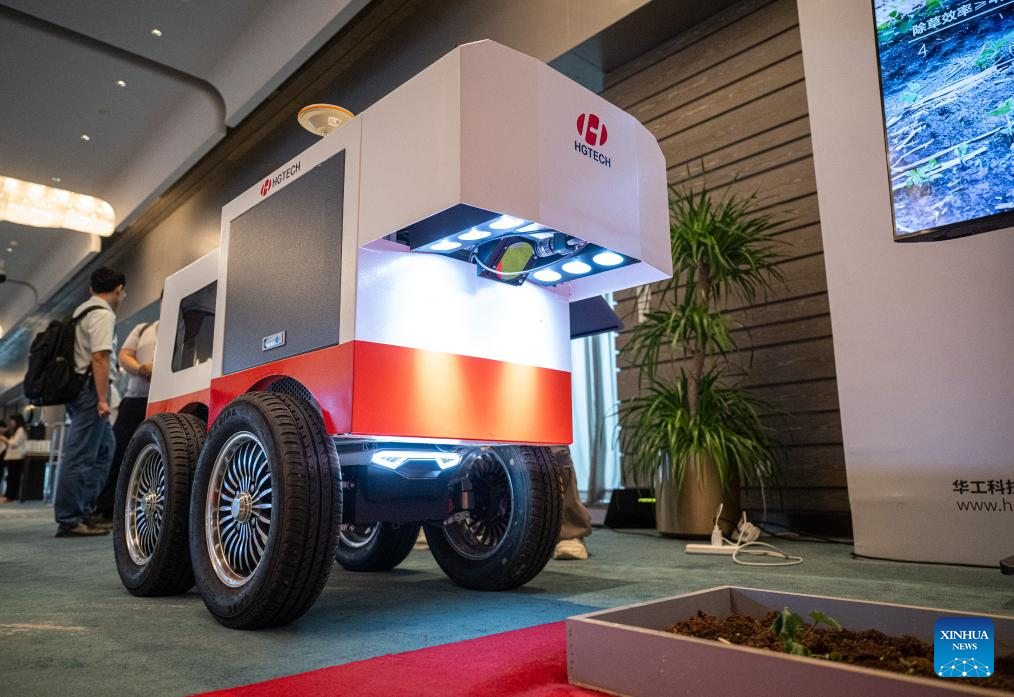 В Китае показали робота, который удаляет сорняки с грядок без гербицидов