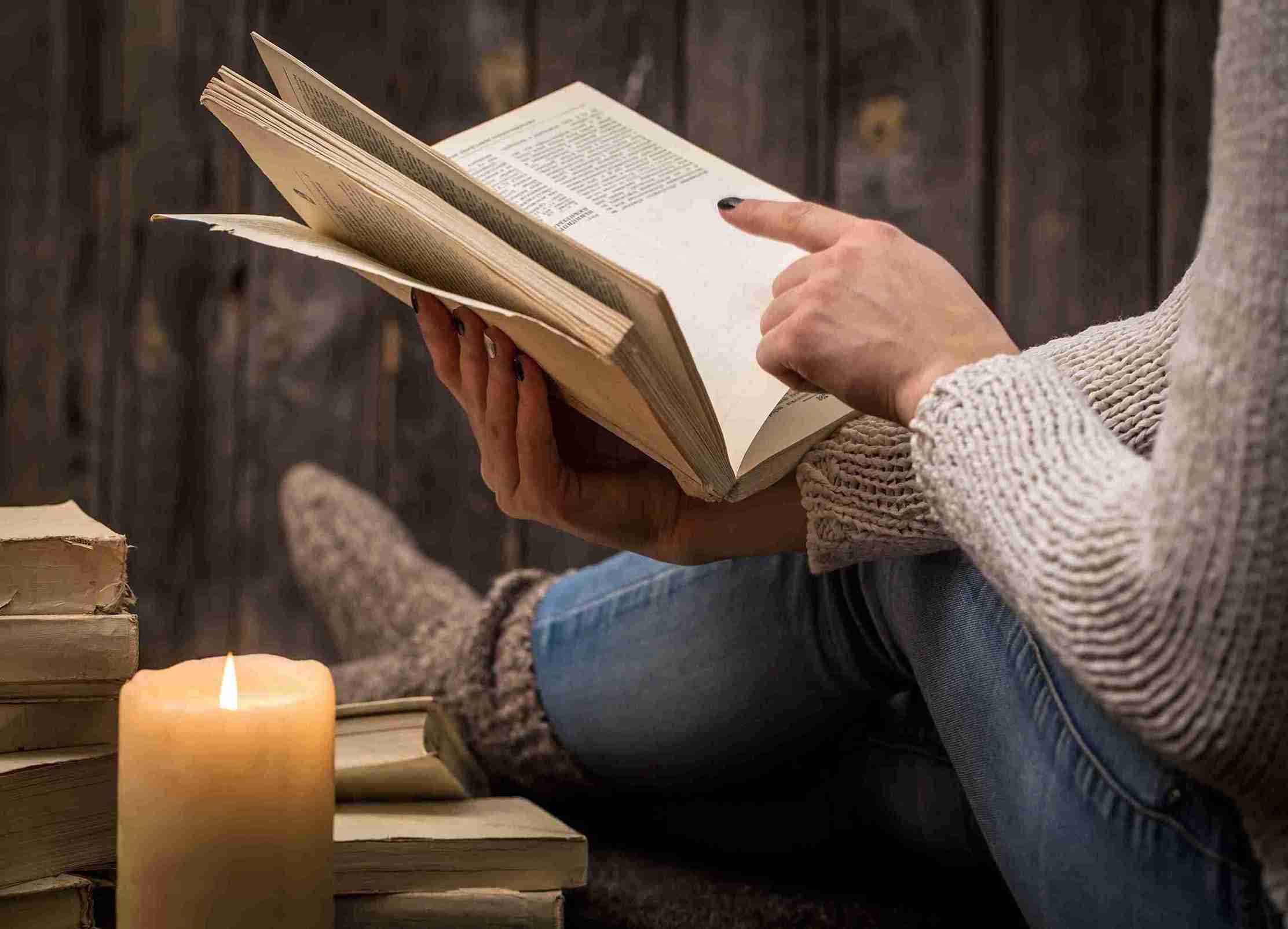 Какие книги любят юристы, медики и маркетологи: раскрыты читательские привычки россиян в зависимости от профессии
