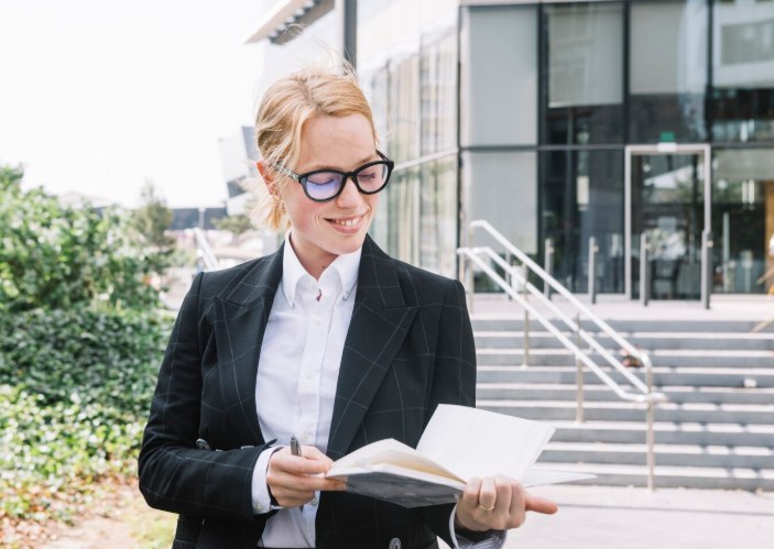 Большинство зумеров доверяет советам из книг о бизнесе. Что читают россияне в поисках финансовой грамотности