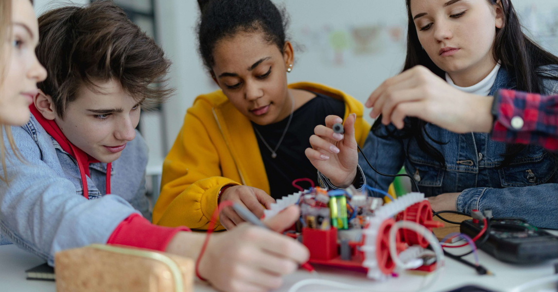 Открыт прием заявок на новый сезон премии «Я знаю: Edtech» — победителей объявят в начале 2026 года