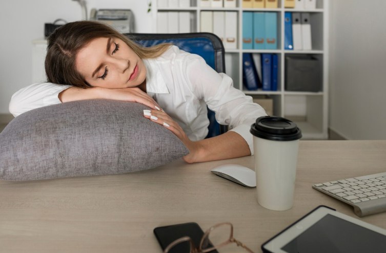 Исследование: россияне освоили искусство жить на работе и работать на диване