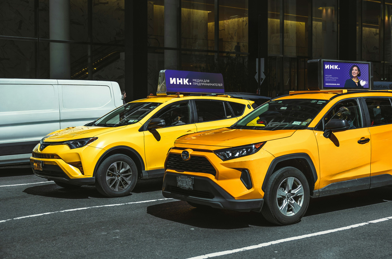 «Сложно конкурировать со смартфонами»: почему в России не популярна реклама в такси