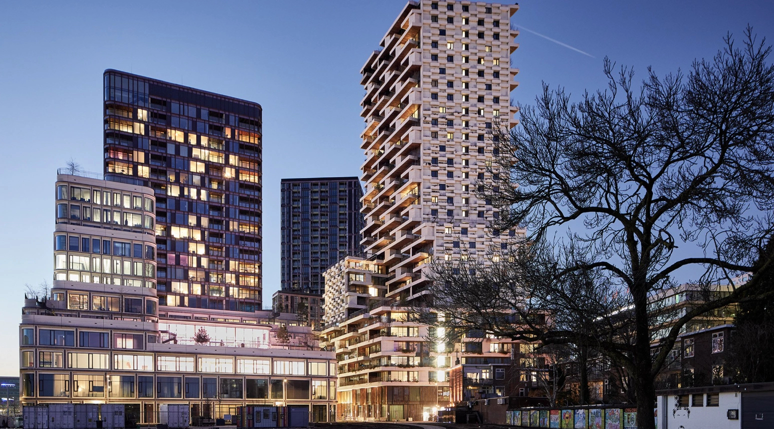 В Утрехте построили 100-метровый небоскреб с гнездами и ульями