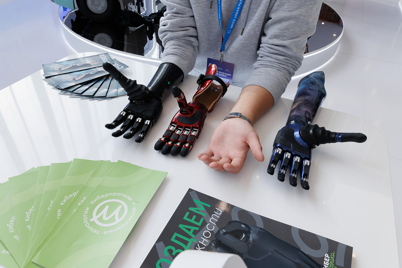 Человекоподобный робот Арди и робот-уборщик «Пиксель»: какие разработки российских компаний представили на форуме БРИКС «Облачные города»