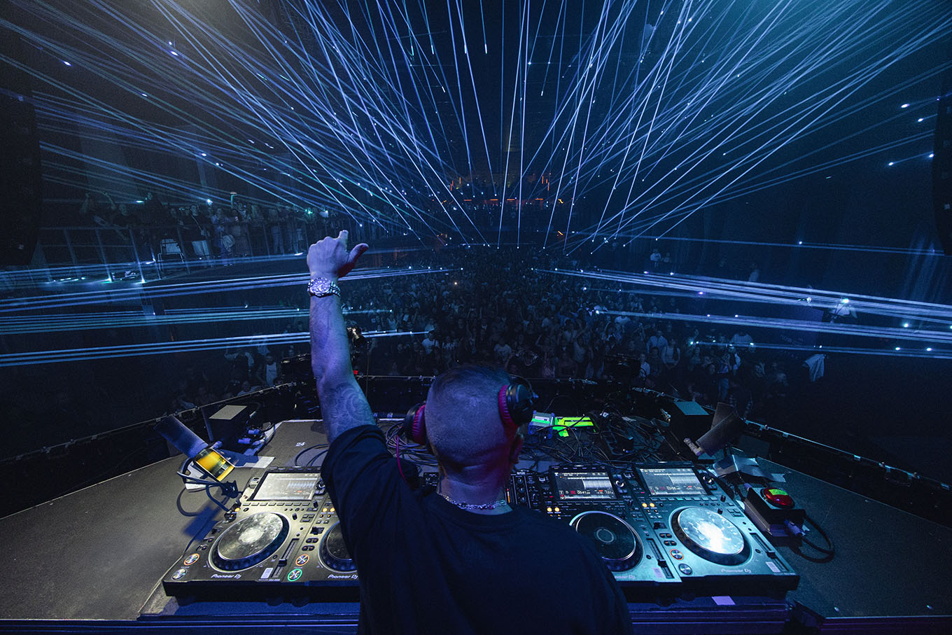 На «Портале 2030–2050» Алекс Гаудино посвятил Москве новую версию хита Destination Calabria