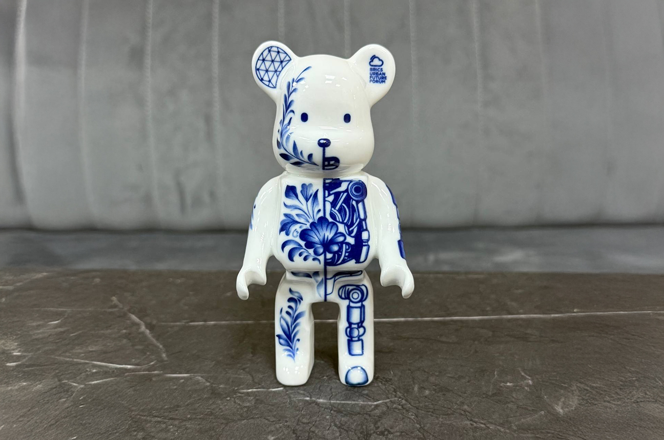 Медведи-киборги: «Гжель» и лауреат «Канских львов» создали фарфоровые арт-объекты для форума о будущем городов БРИКС