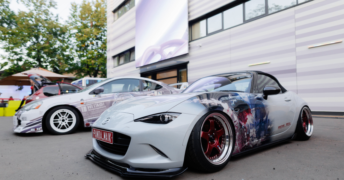 Киберпанк в Москве: на «Портале 2030–2050» жители и гости столицы увидели культовые спорткары и машины с уникальным тюнингом