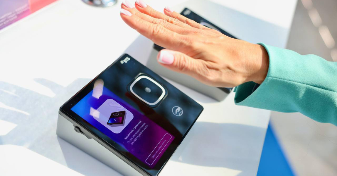 ВТБ показал терминал с биометрической оплатой и проверкой возраста