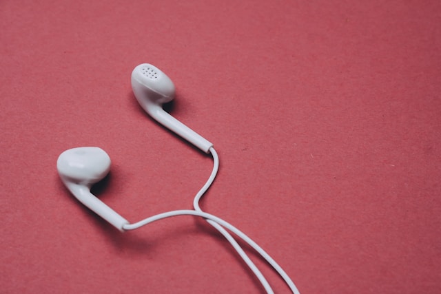 В пиаре слушают рэп, а в закупках - шансон. Какую музыку выбирают работники отраслей