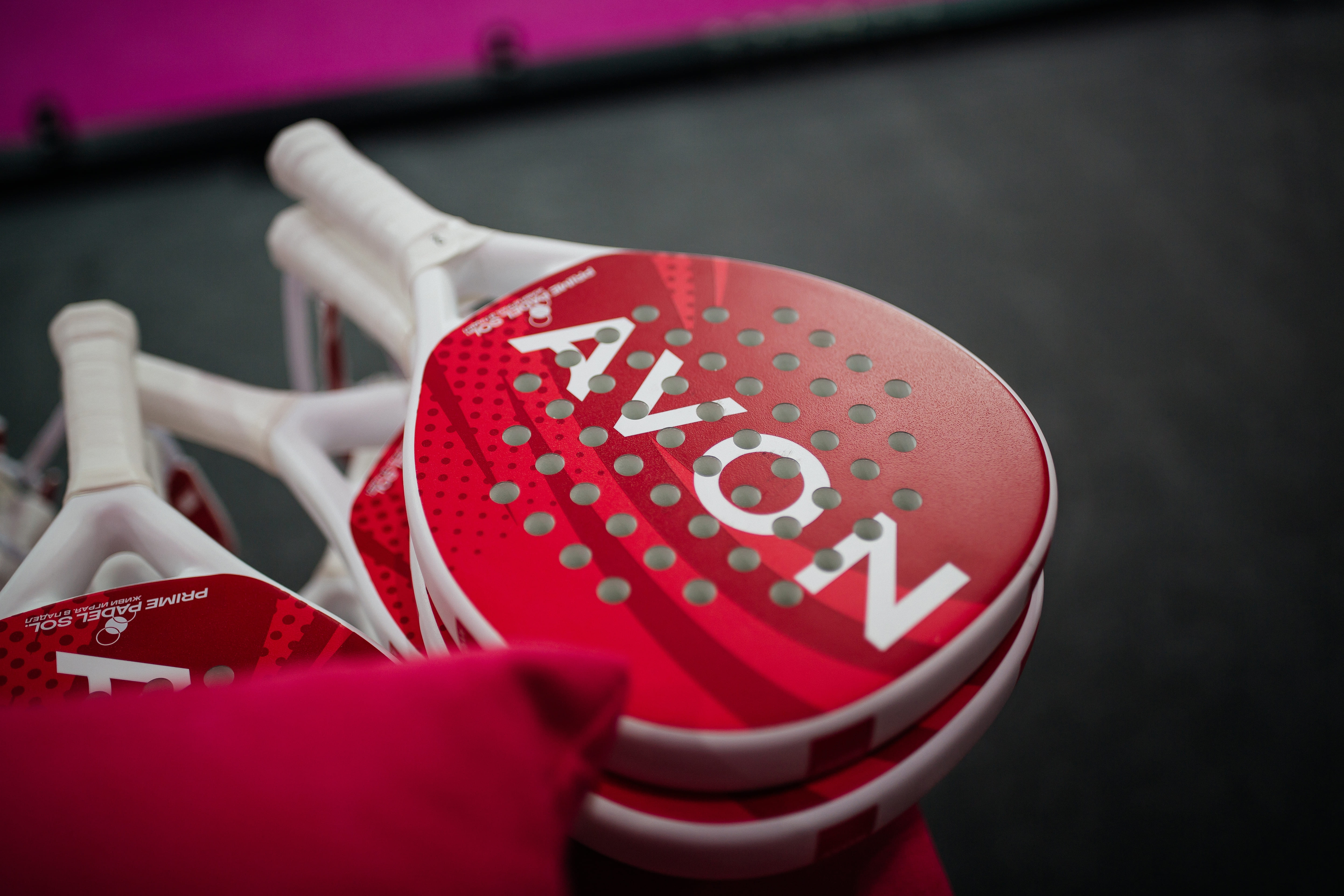 Avon открыл розовый падел-корт в Москве