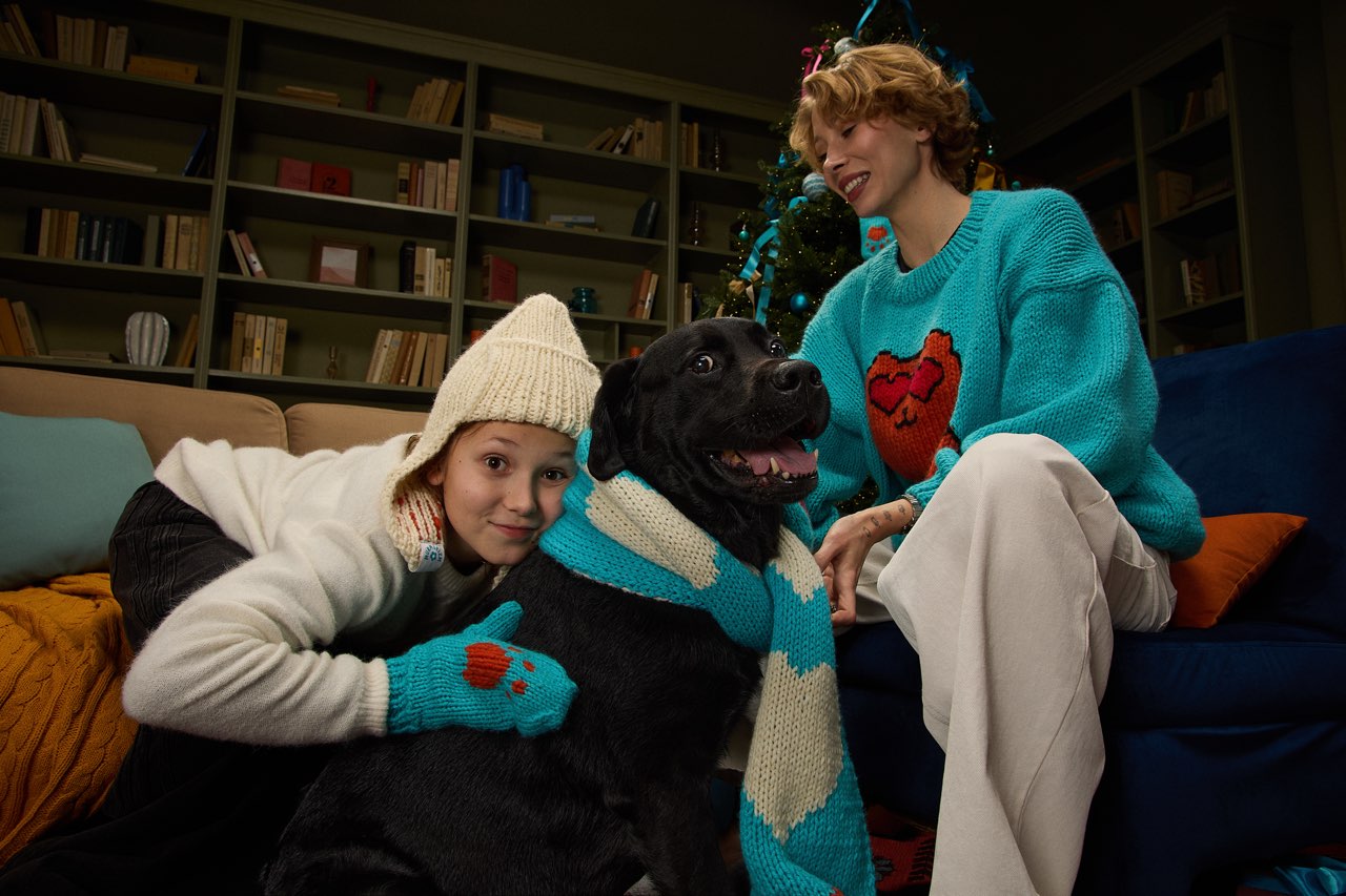 VK Store и «Мурмуризм» выпустили коллекцию вязаных вещей с благотворительной историей