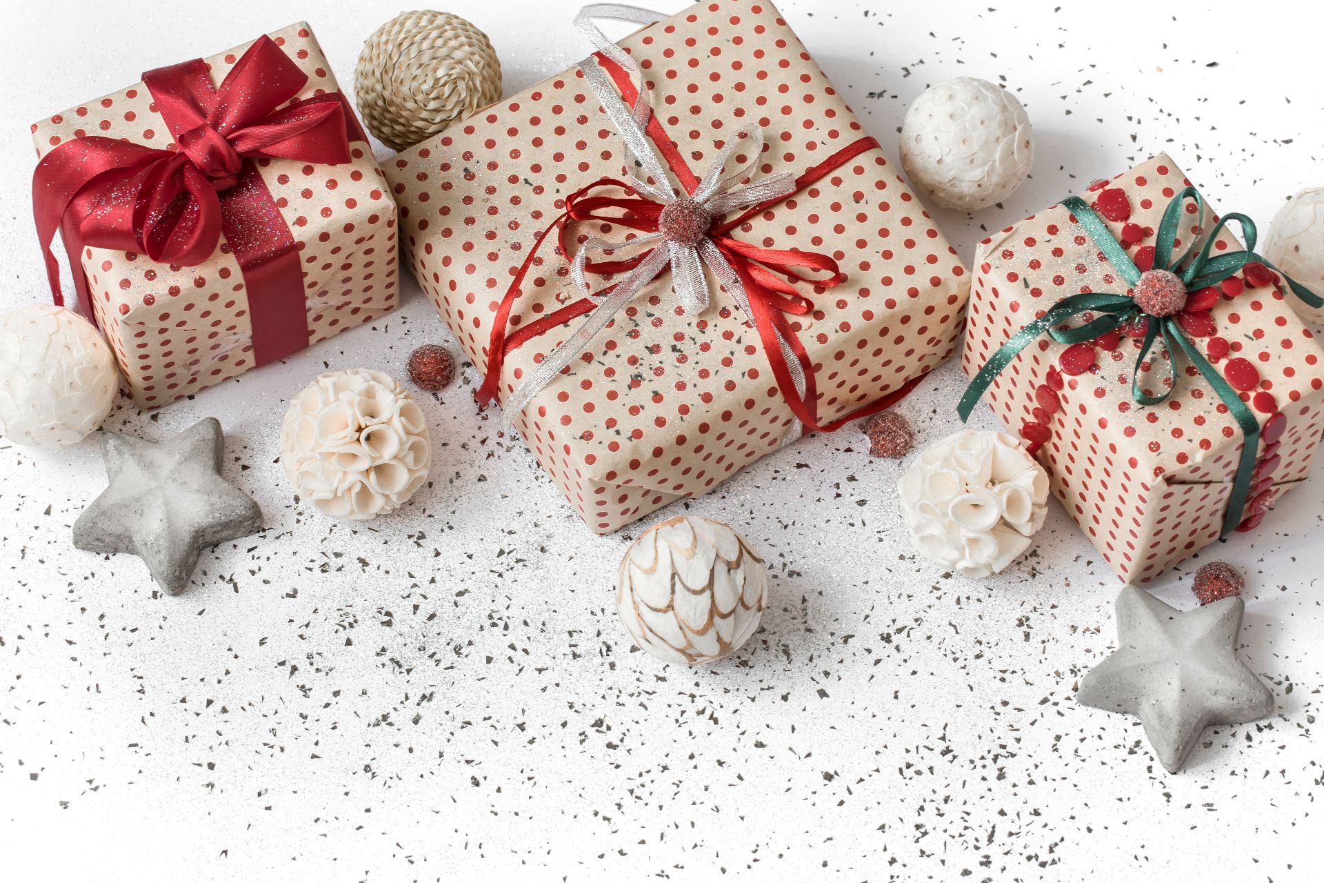 От корпоративного пледа к свободе выбора: как изменились подарки в российских офисах