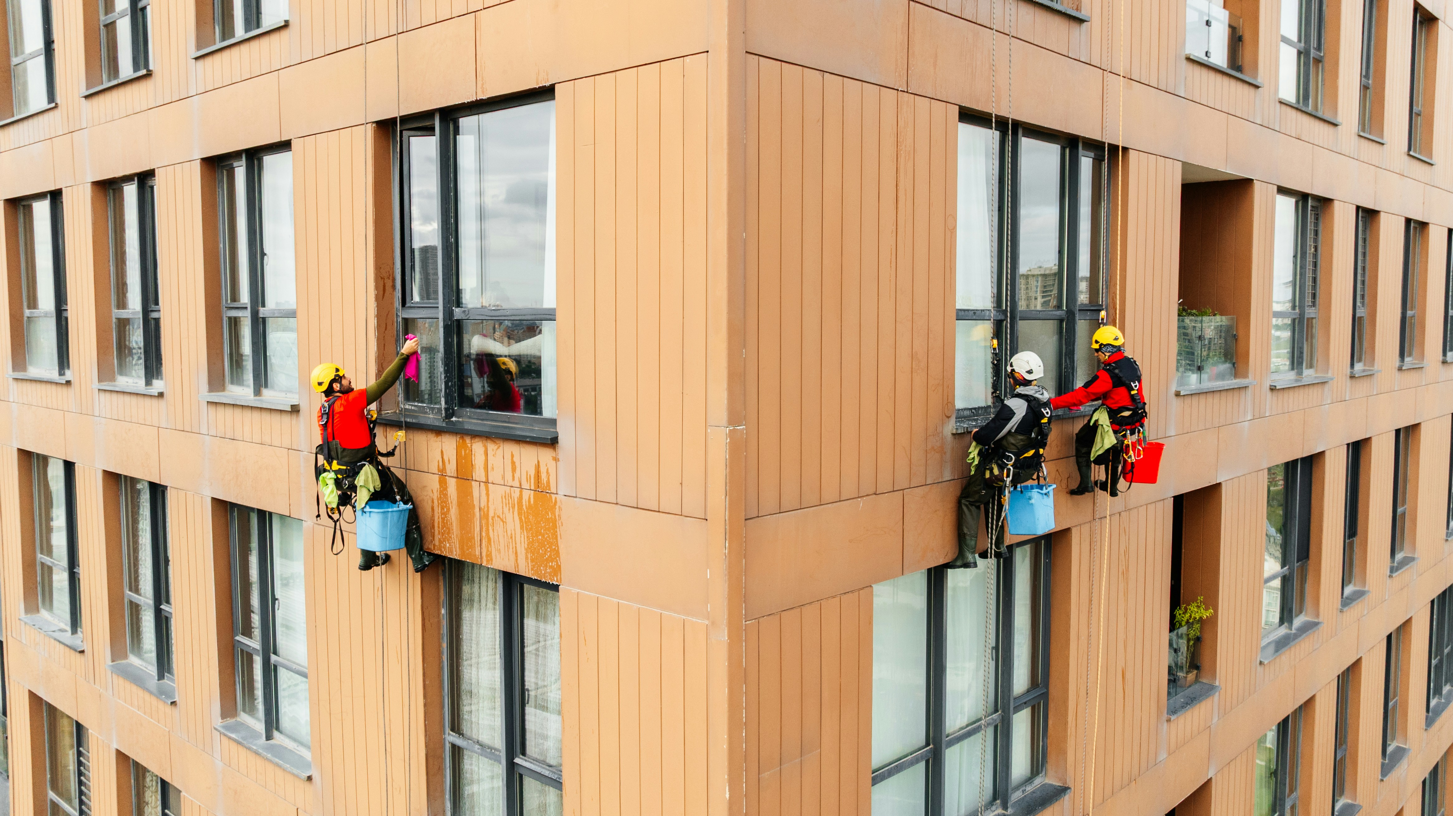 Работа на высоте: спрос на промышленных альпинистов вырос в 2,5 раза