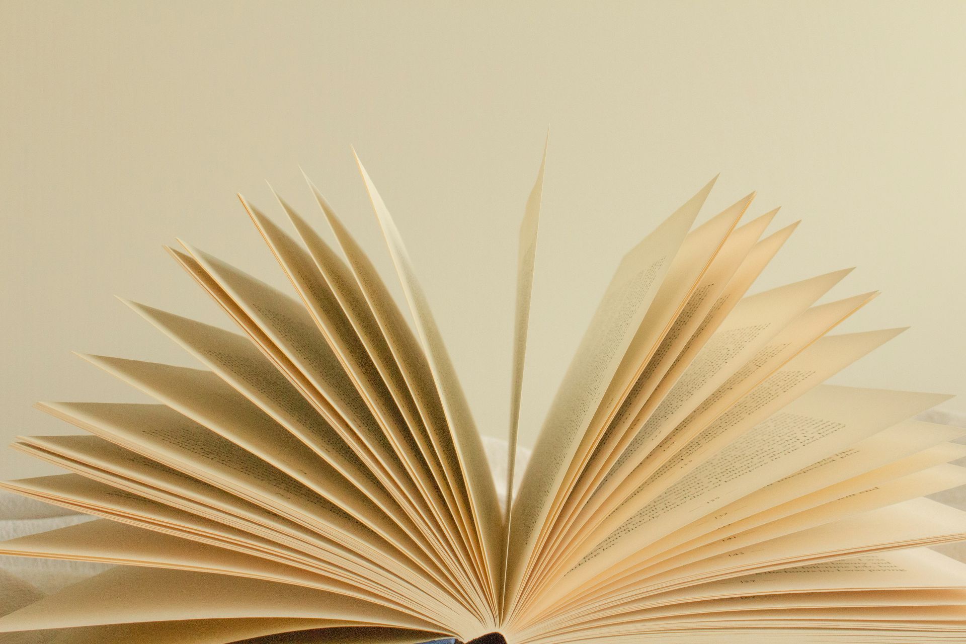 Авторы бестселлеров объединились против краж их текстов нейросетями. Их поддержал Элтон Джон