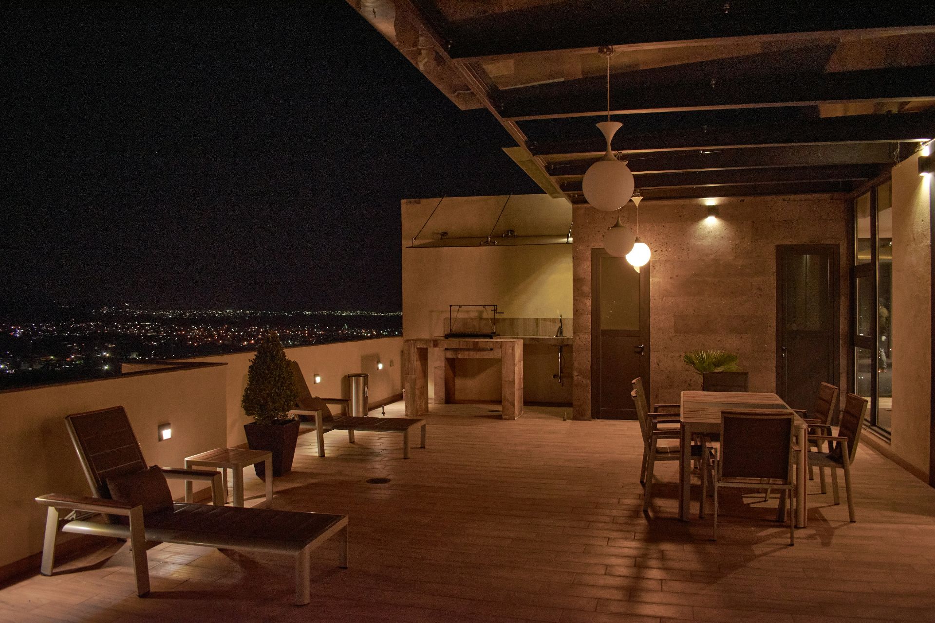 Воздух, свет, свобода: подборка московских квартир и пентхаусов с открытыми видовыми площадками