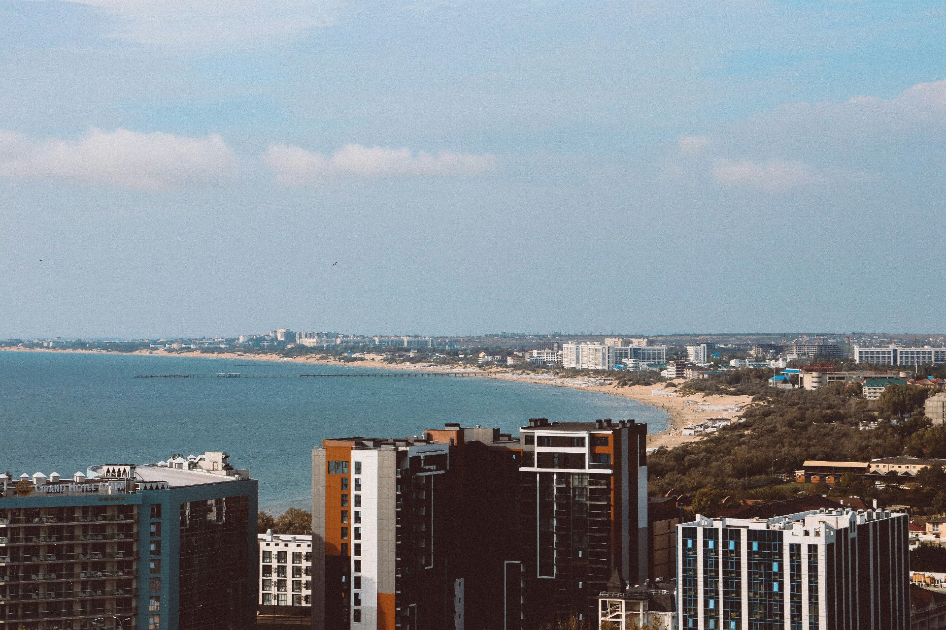 Названы цены на летний отдых в отелях с системой все включено на юге России и в Абхазии