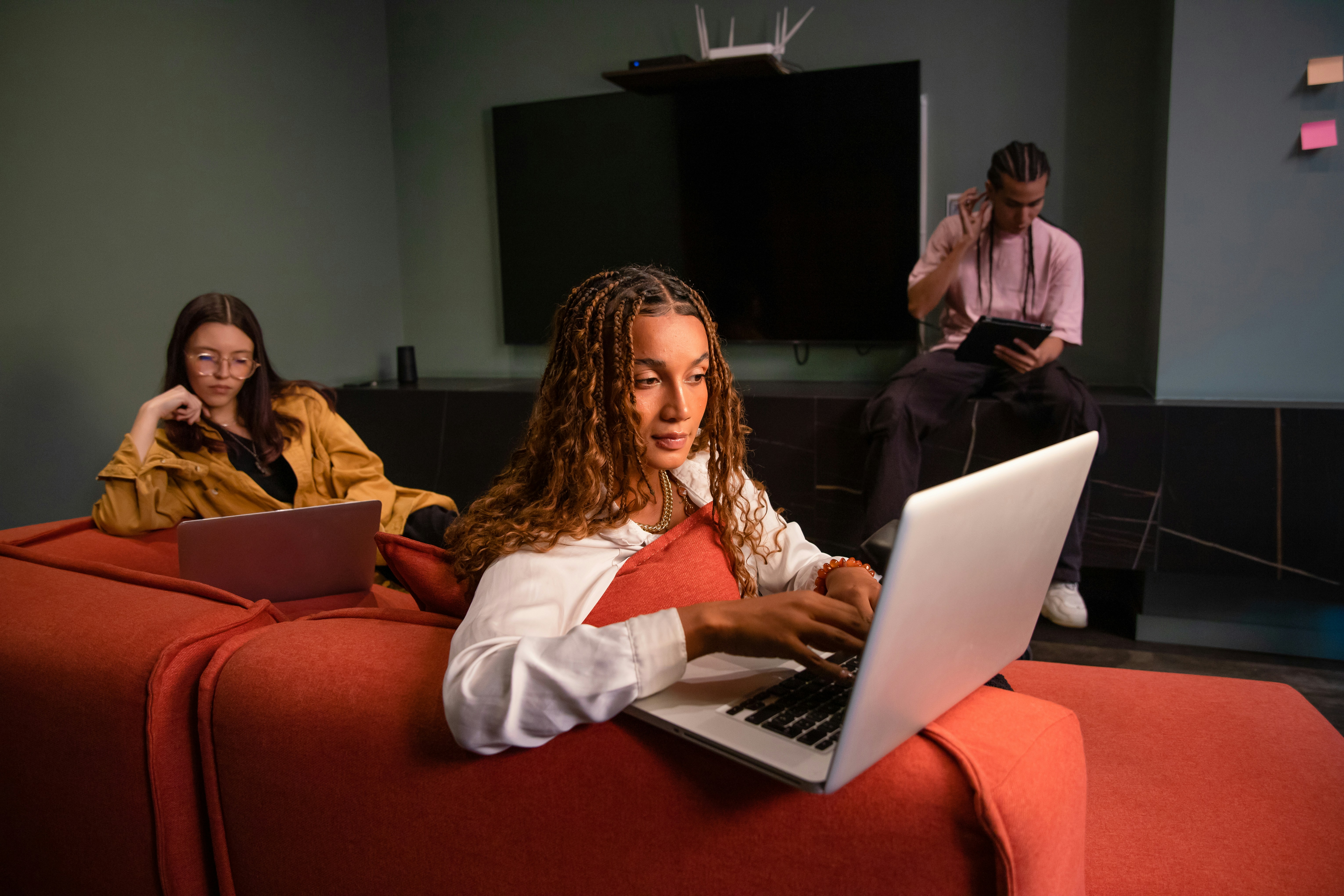 Зумеры устали от умного юмора: шутки-загадки в рекламе их раздражают