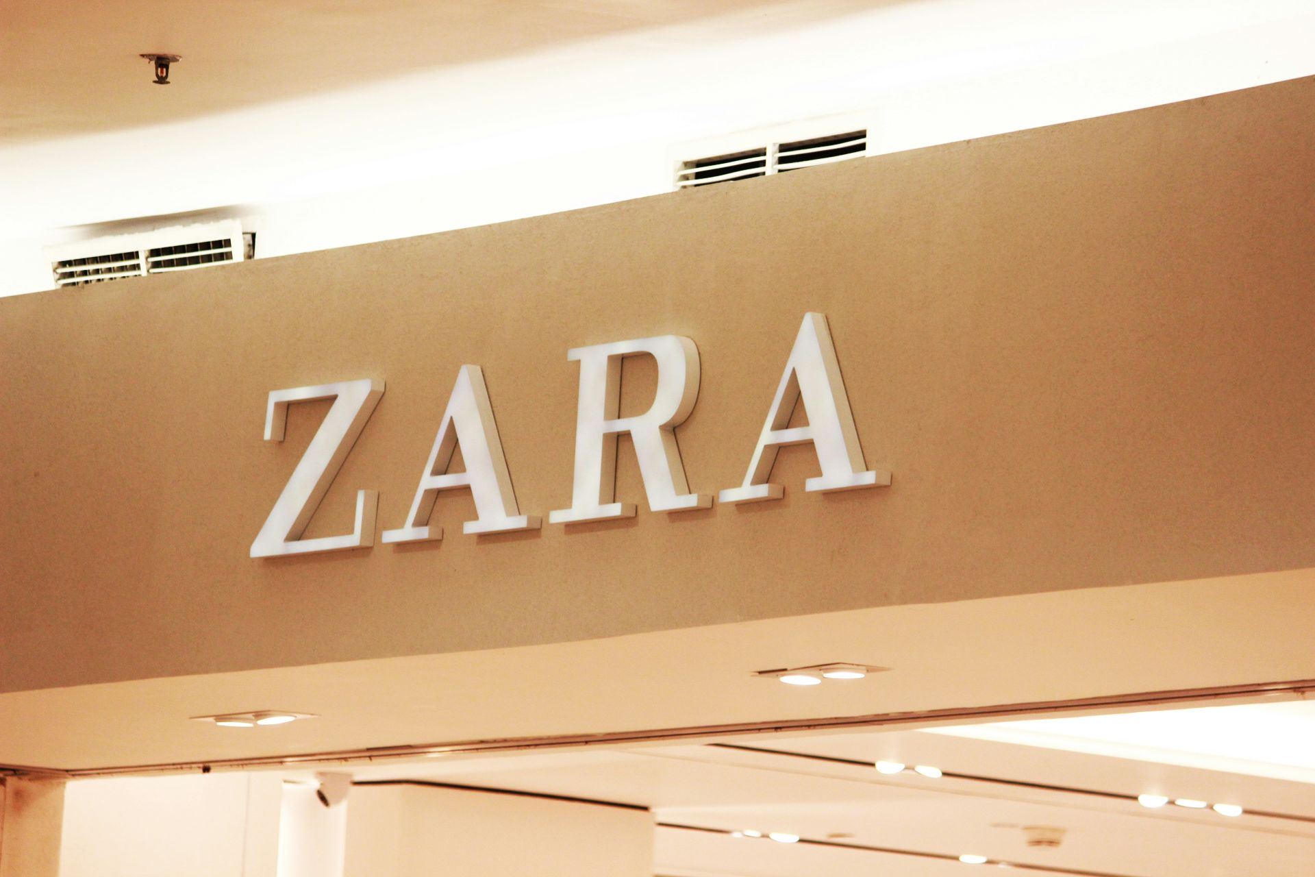 Джон Гальяно переосмыслит архивные коллекции Zara