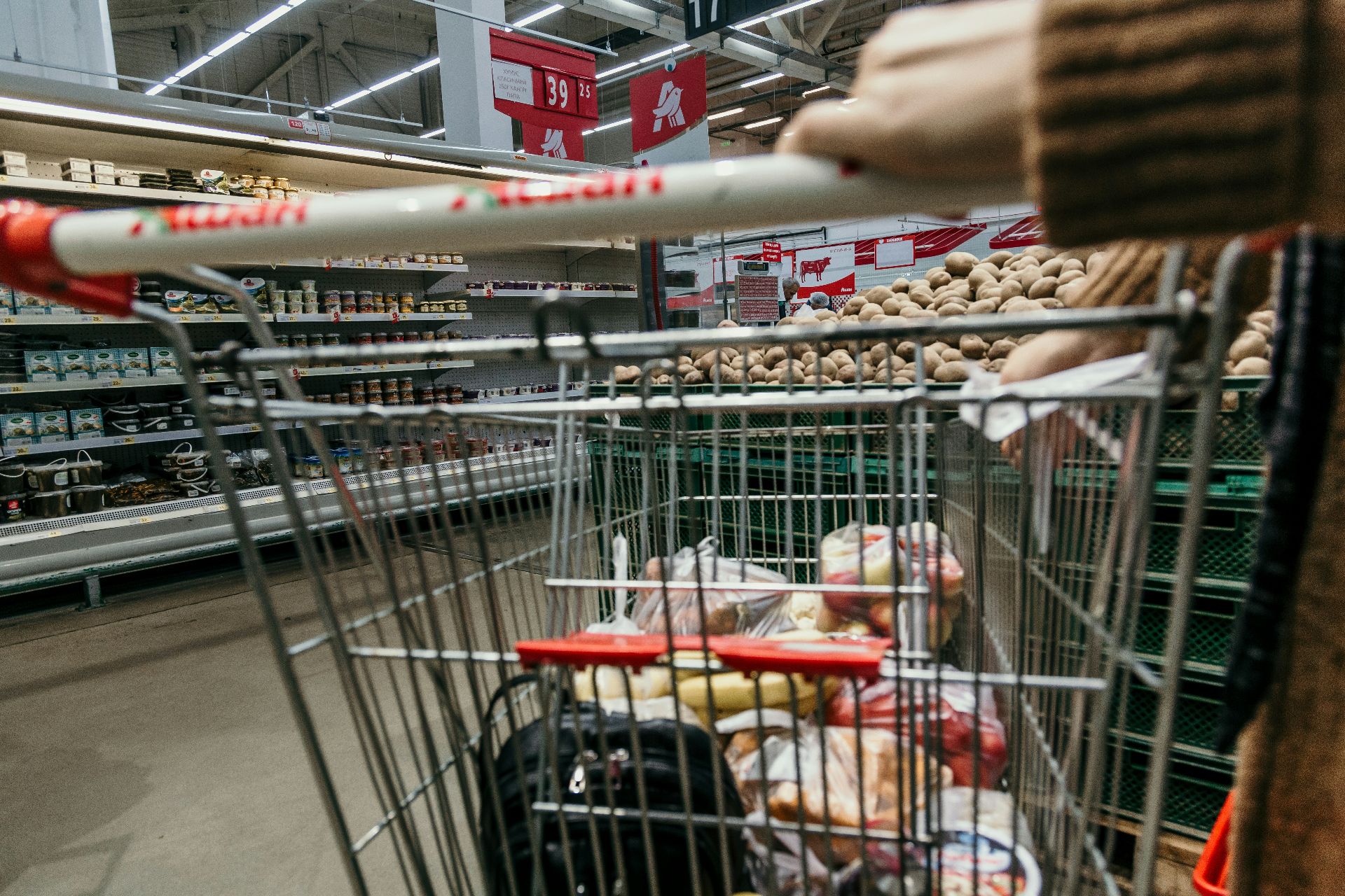 Россияне стали чаще покупать продукцию ретейлеров