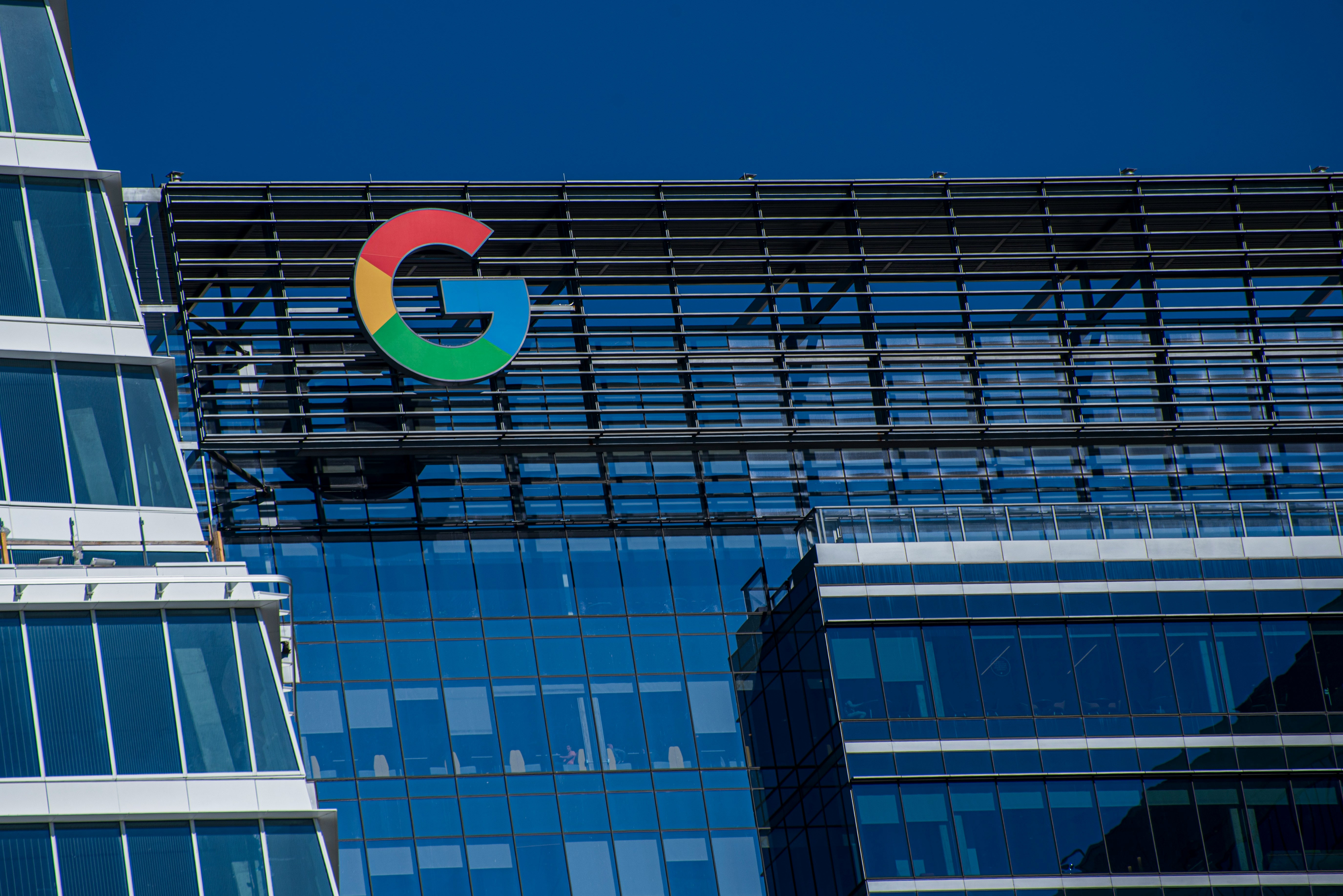 Инженер Google получил миллионы долларов, используя корпоративную информацию на ставках