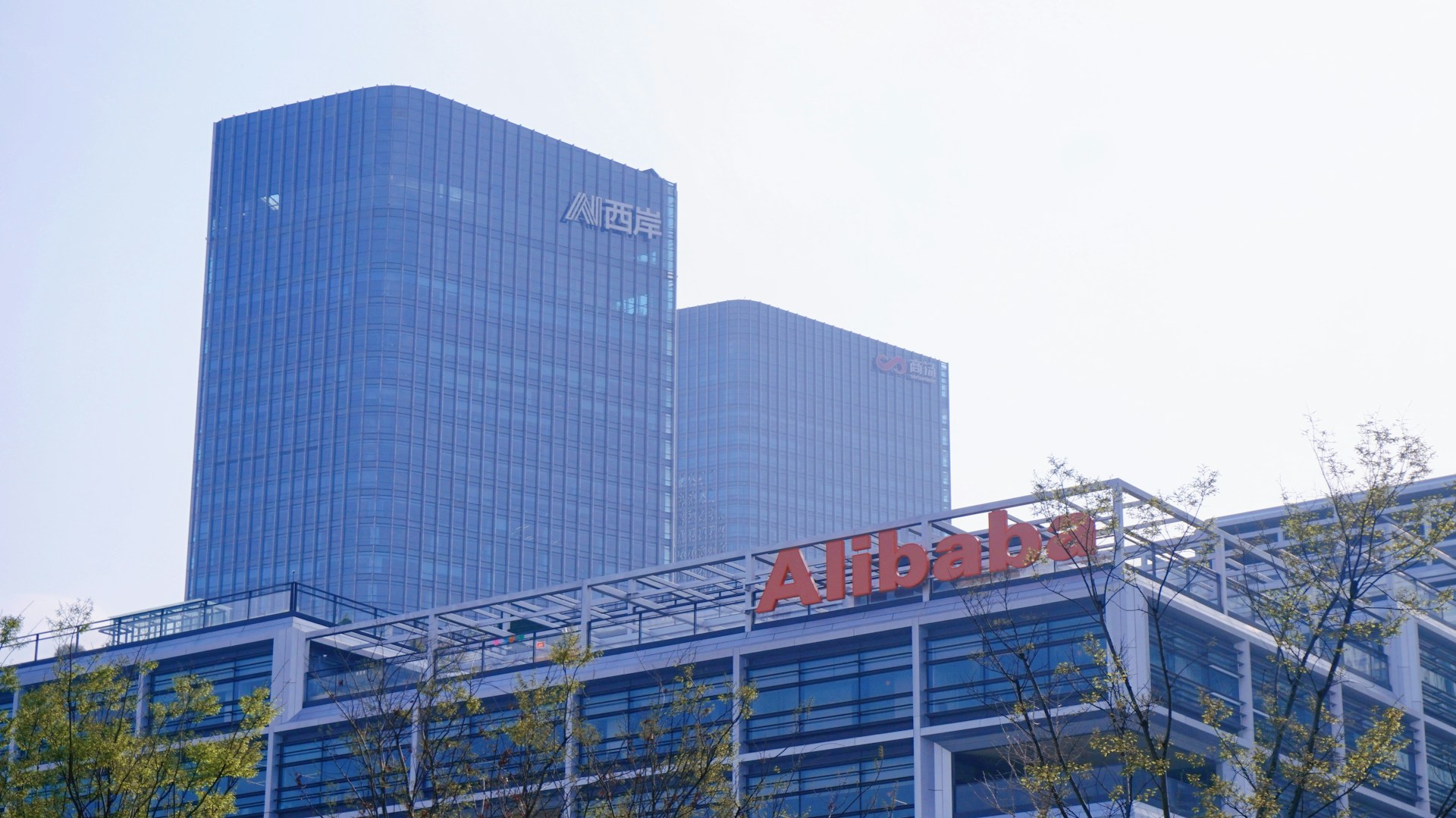 Alibaba представила модели Qwen для управления роботами