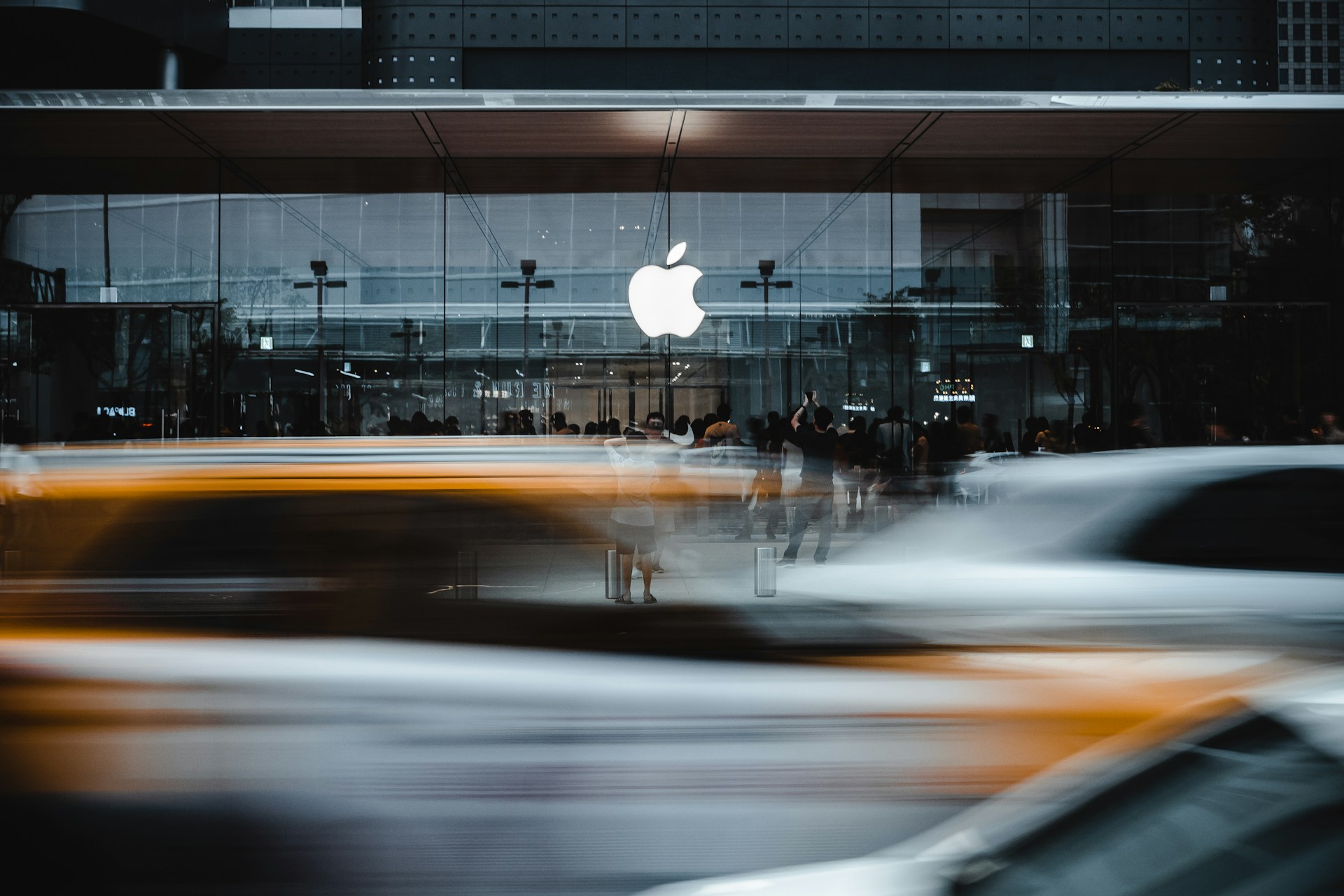 Новый гендиректор Apple завтра вступает в должность: он пообещал сосредоточиться на ИИ