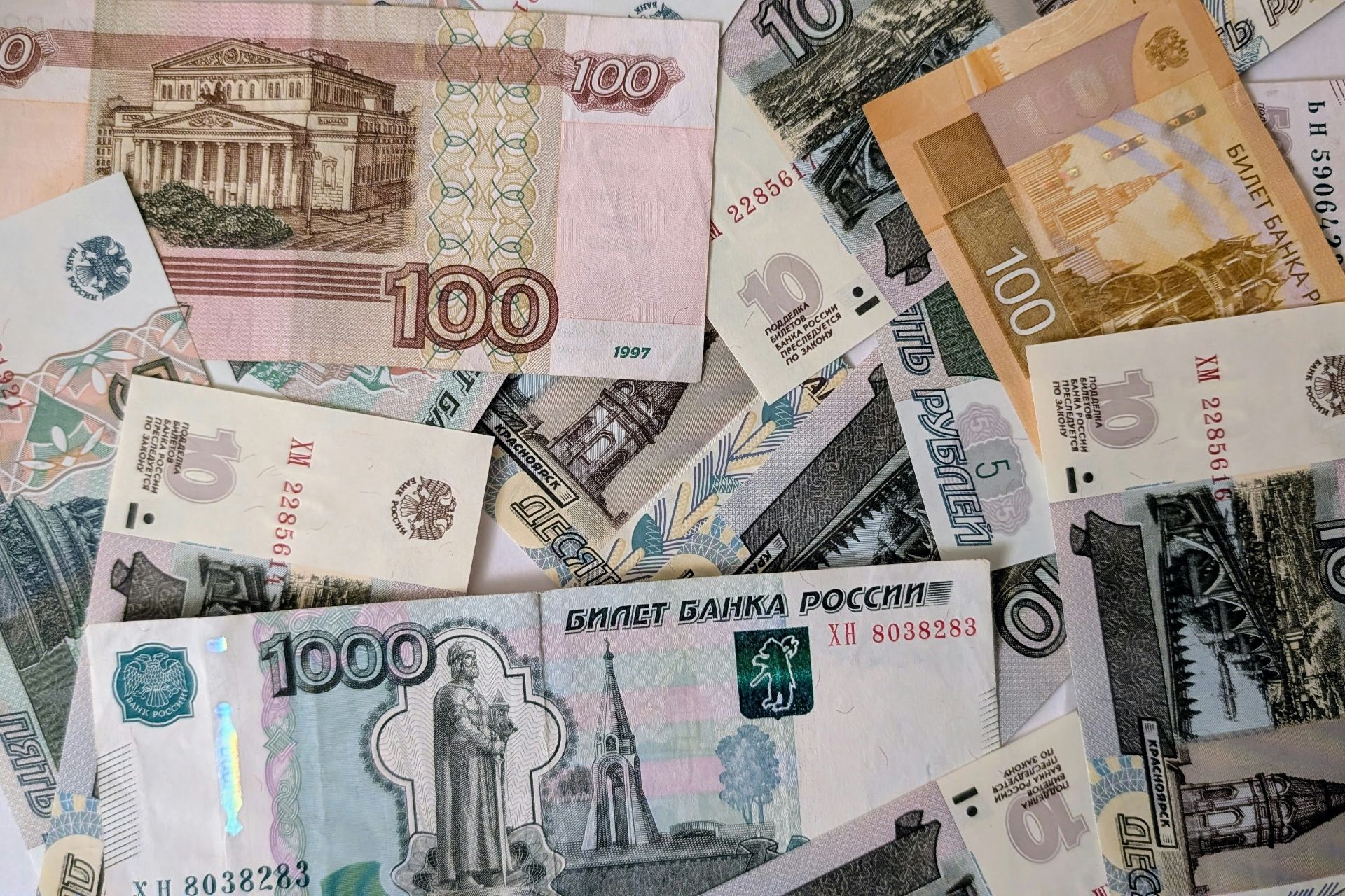 Russians Delay Big Purchases, Hunt for Discounts More