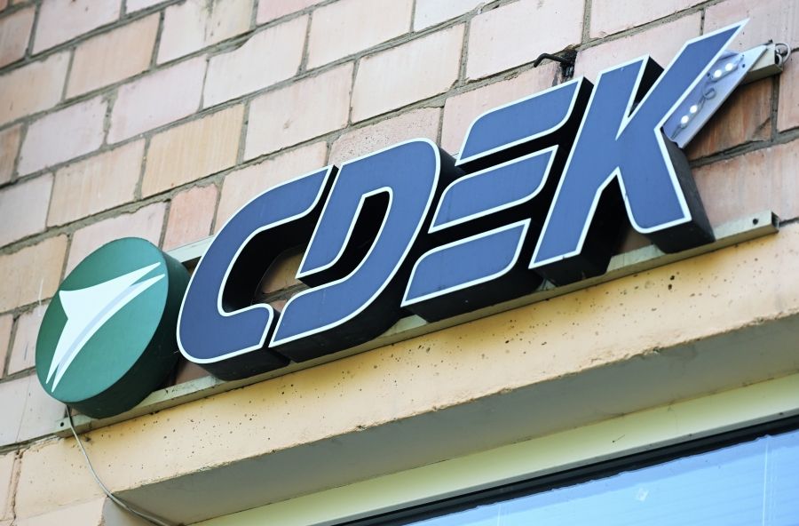 СДЭК начал продавать кофе и батончики под своей маркой
