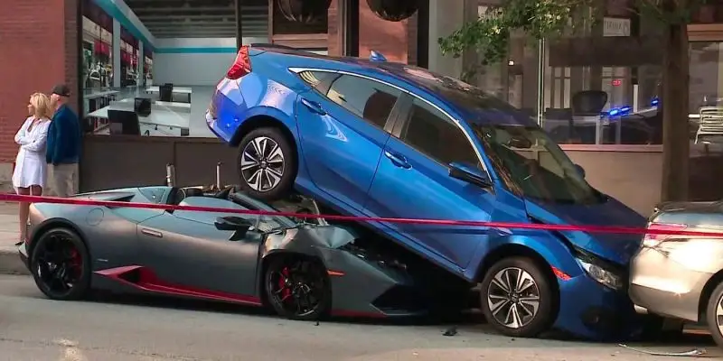 Lamborghini Huracan Spyder vs. Honda Civic: Шокирующая авария дня!