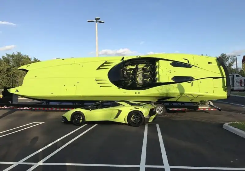 Редкий Lamborghini в США: бонусом уникальный катер!