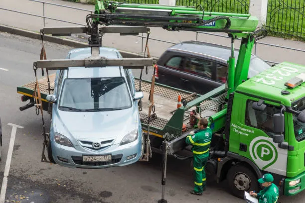 России искусственный интеллект «эвакуирует» припаркованные автомобили с газонов и тротуаров