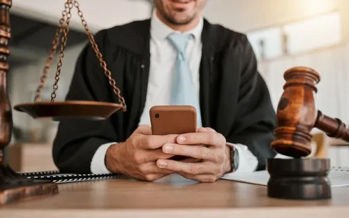 Russians Turn to Notaries to Authenticate Chat Screenshots for Court Use