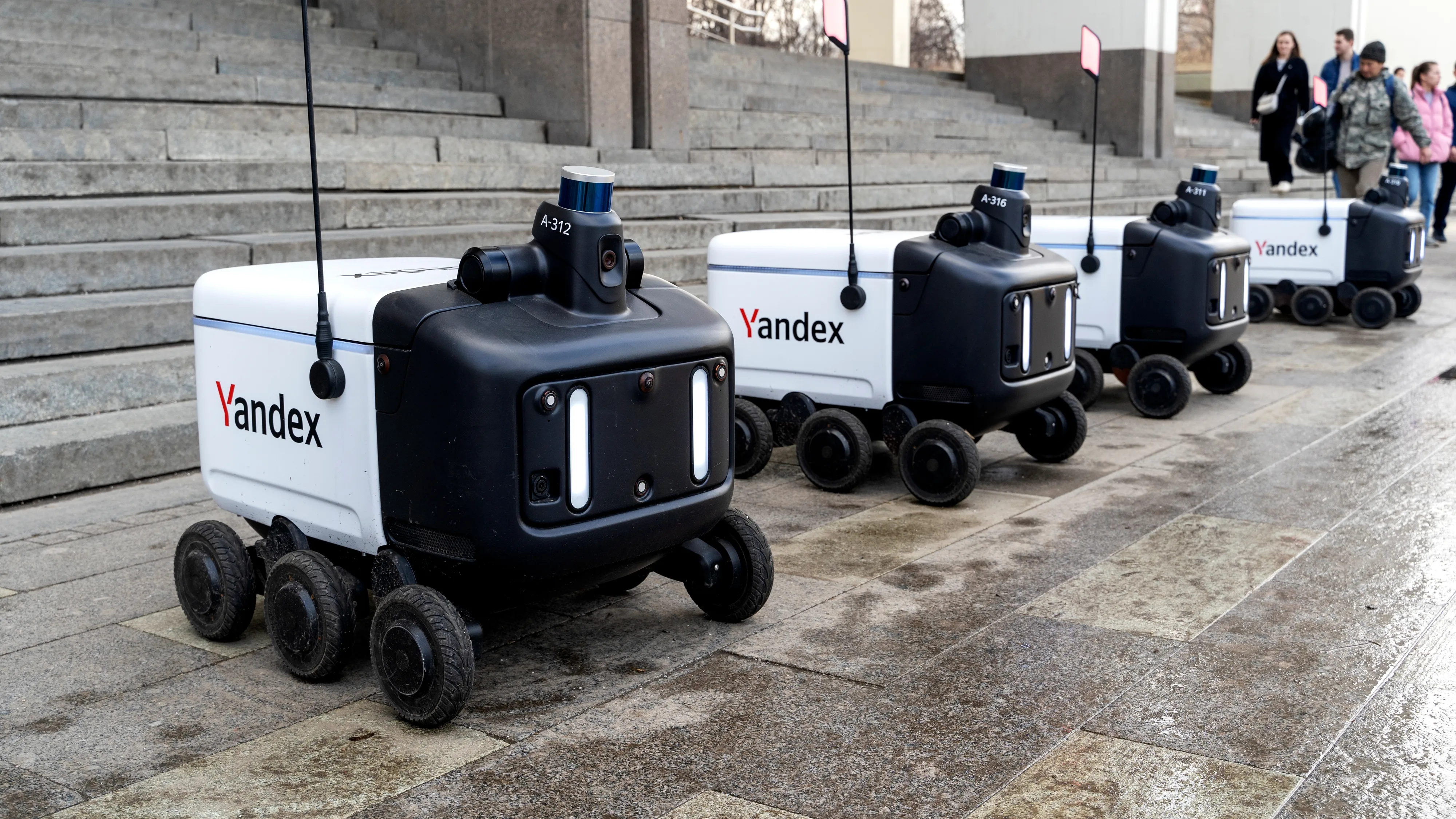 Photo - Right to Your Door: Russia Ramps Up Hyperlocal Delivery With Robots and AI