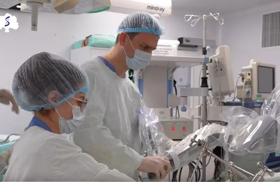 A Robot Surgeon in Russia Just Helped Doctors Move a Woman’s Organs Back Into Place