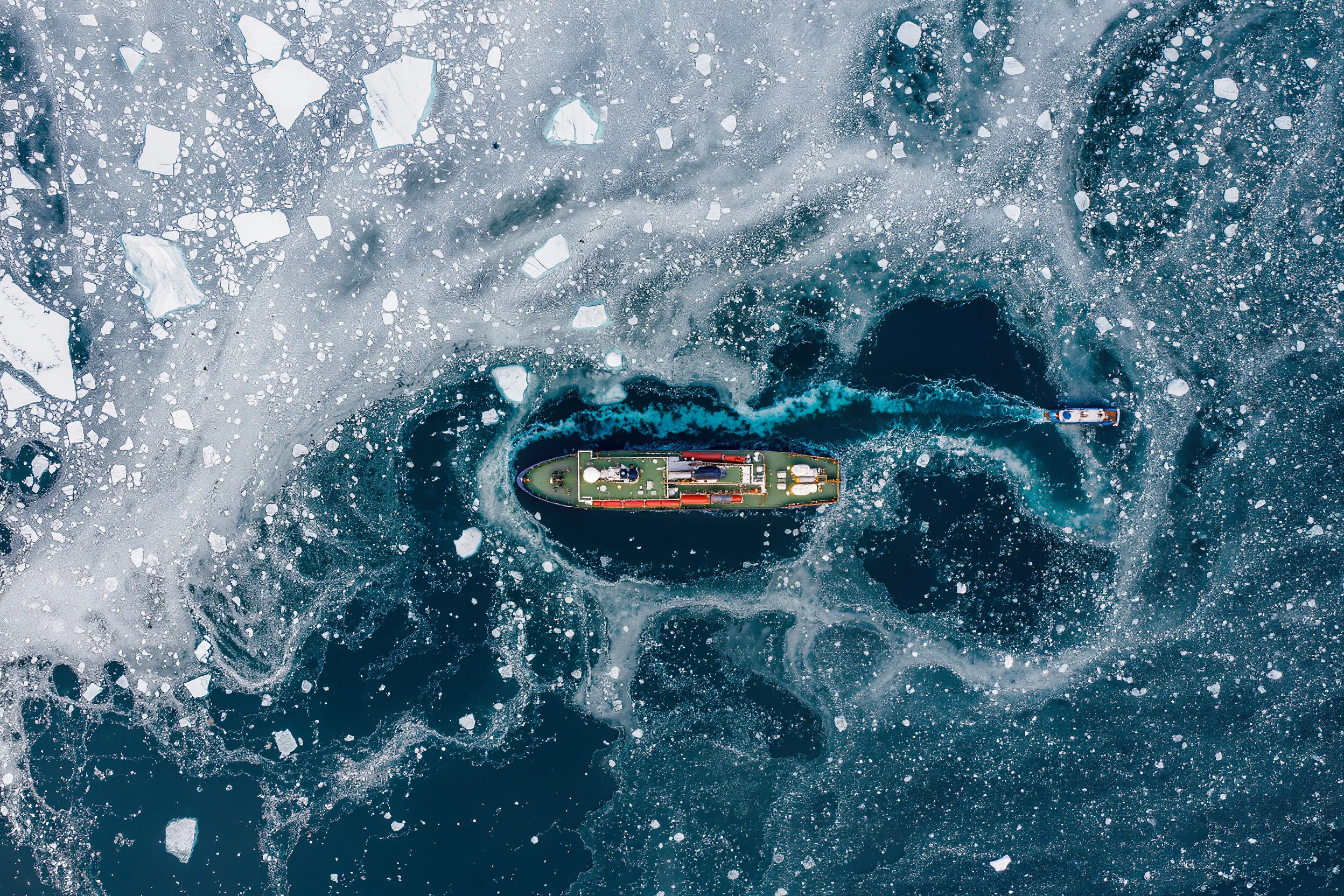 Photo - Russia’s Siberia Nuclear Icebreaker Conducts Close-Coupled Escort of an Arc7 Vessel for the First Time