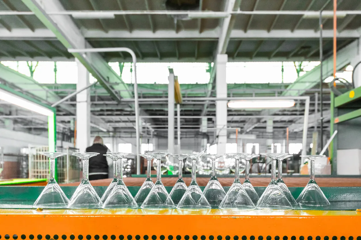 Russian Glass Industry Tests AI “Digital Assistant”