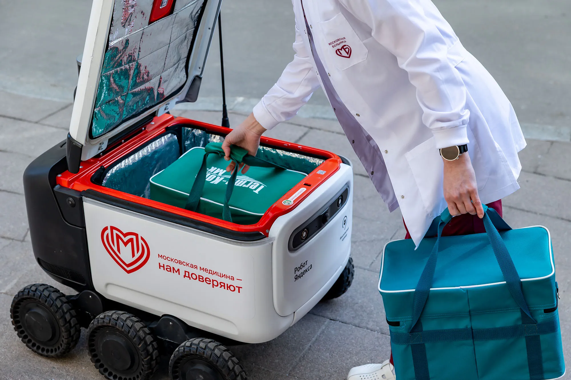 Yandex Delivery Robots Begin Operating in Two Moscow Hospitals