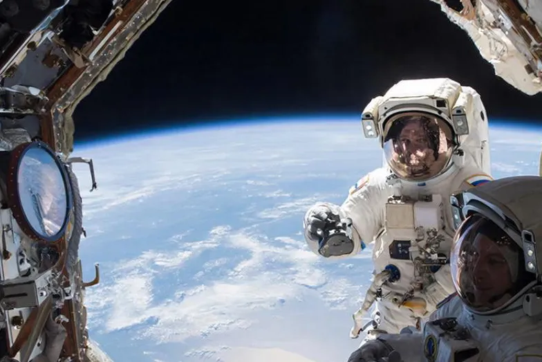 Российские ученые создали «умный» шлем для управления лунными роботами