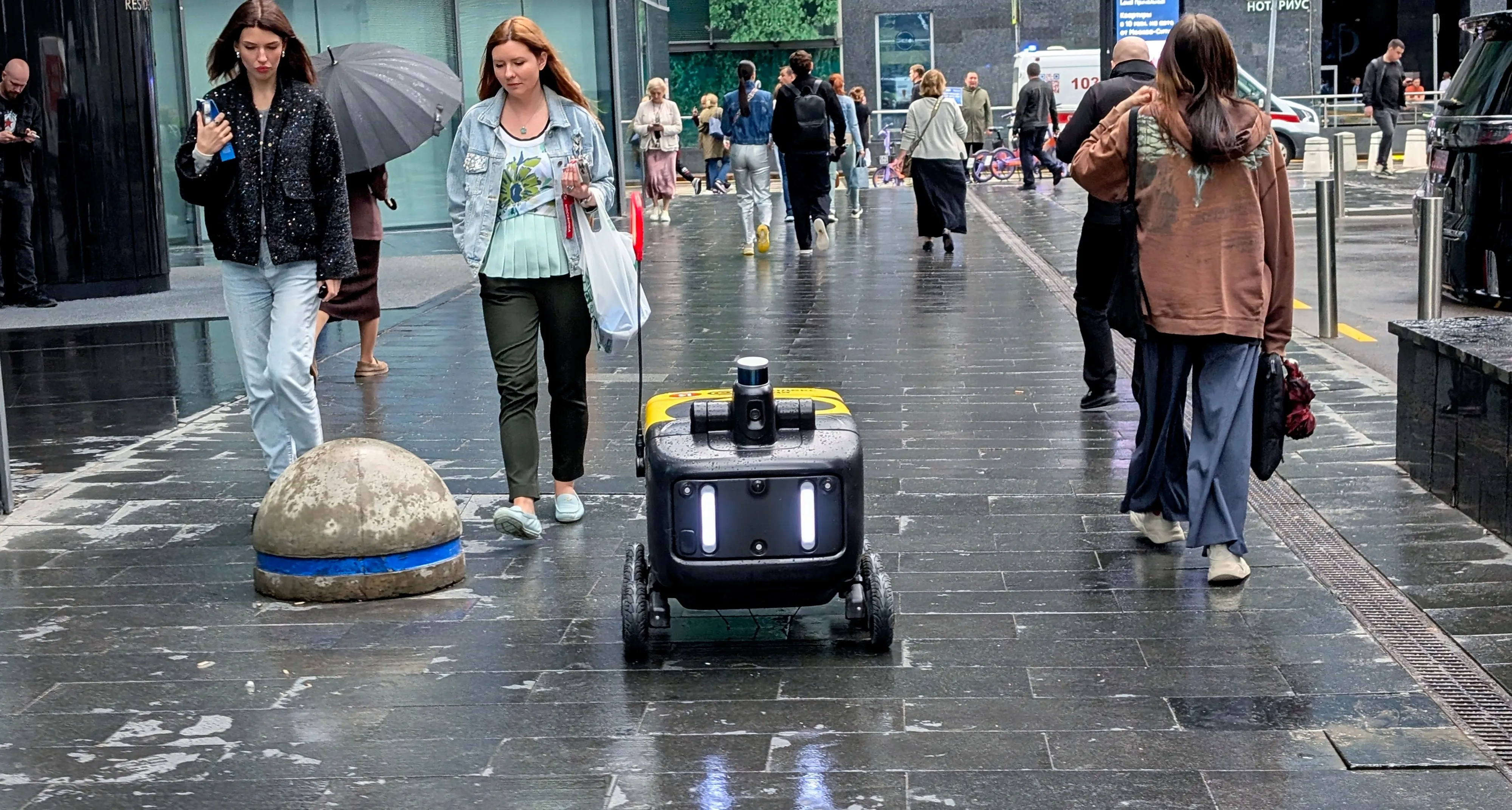 Photo - Right to Your Door: Russia Ramps Up Hyperlocal Delivery With Robots and AI