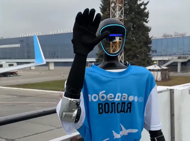 В России протестировали первого в мире робота-бортпроводника