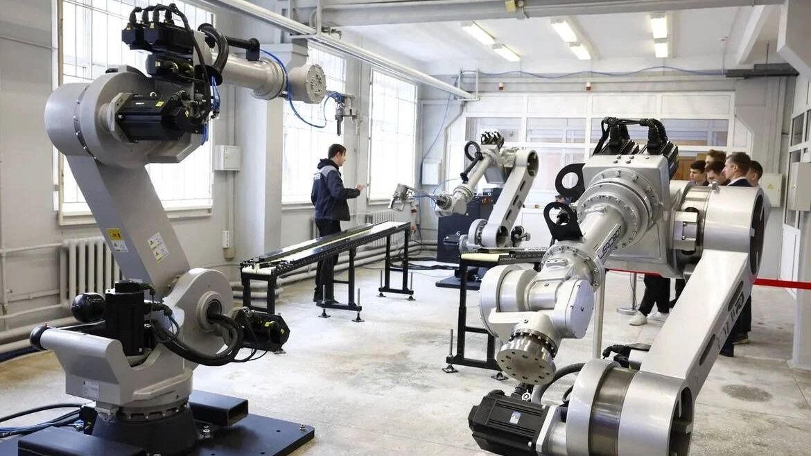 Russia Unveils GR-40: A Factory Robot That Builds Other Robots