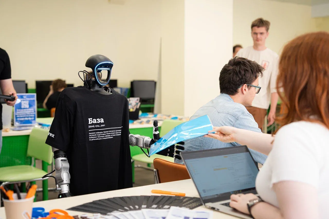 Humanoid Robot Joins MIPT Admissions Office for the First Time